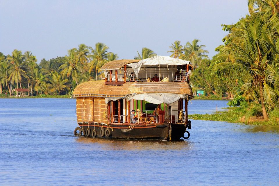How to book a houseboat stay in Kerala