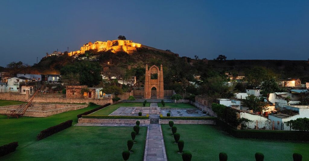 Badal Mahal Gate Chanderi Fort madhya pradesh, Xplro