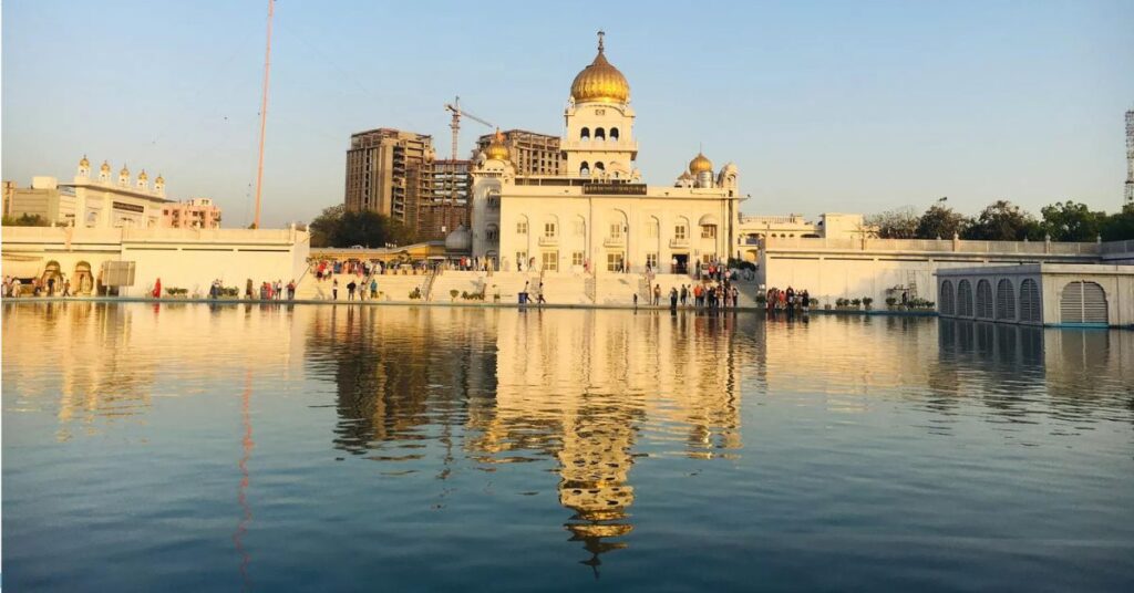 Gurudwara Bangla Sahib water tank, Delhi, Xplro