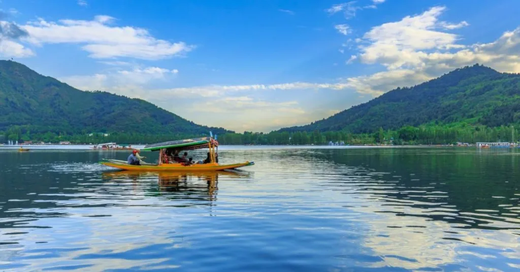 Shikara Rides at Dal Lake Jammu and Kashmir, Xplro