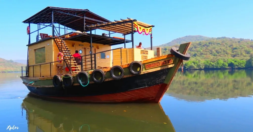 Experience Top 10 Houseboat Tours in Backwaters of India