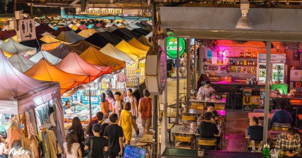 Talad Rot Fai (Train Night Market, Bangkok), Xplro