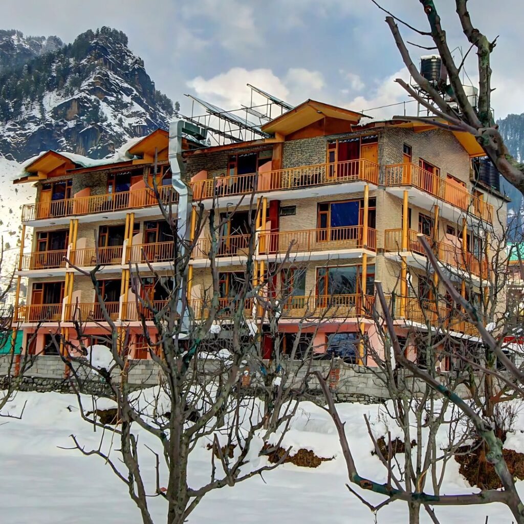Hotel Mountain Face by Snow City, Xplro