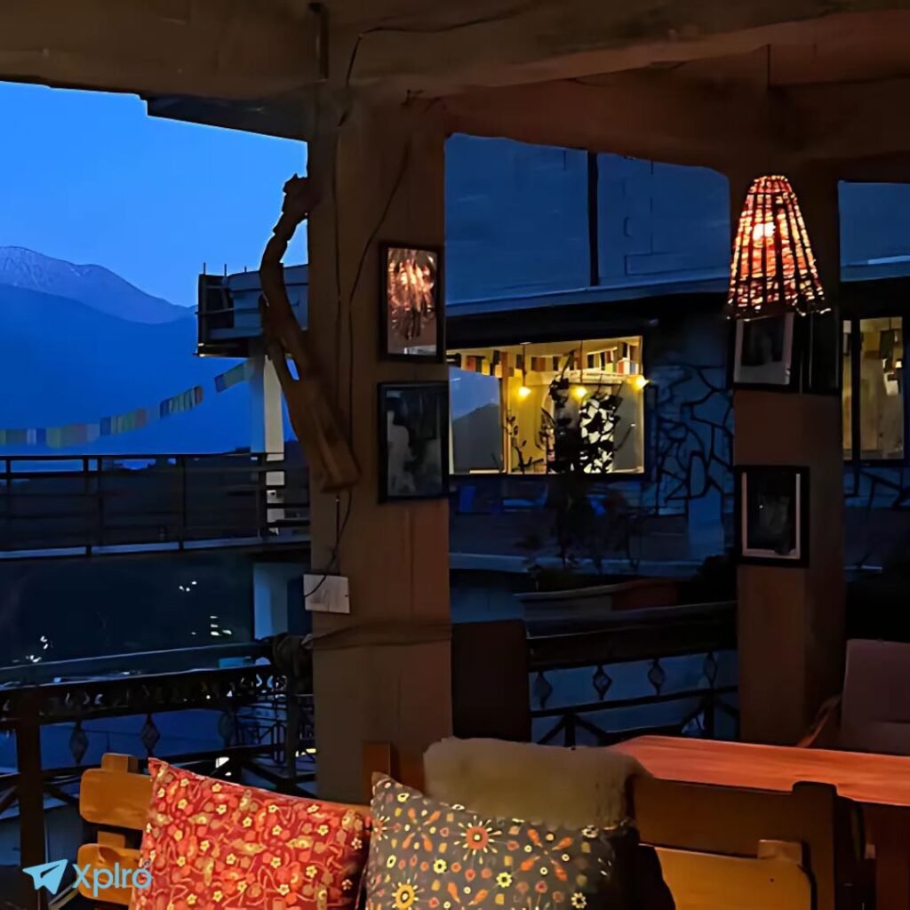 Rocky's Café, Xplro
